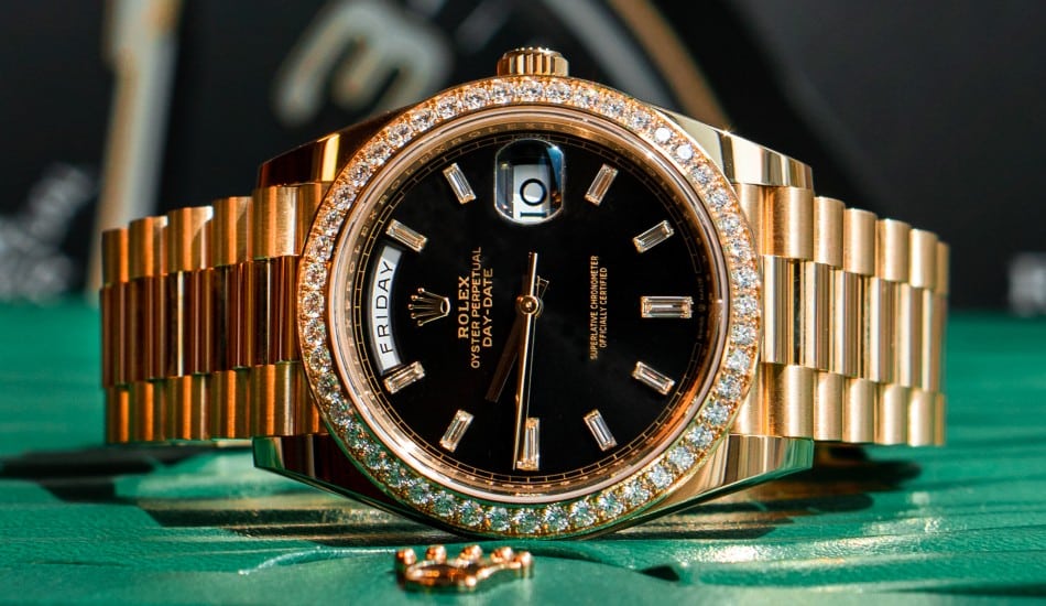 ساعة رولكس داي ديت ٤٠ أوتوماتيكية من الذهب الأصفر مرصعة بالألماس، ميناء ٤٠، رقم المرجع ٢٢٨٣٩٨TBR