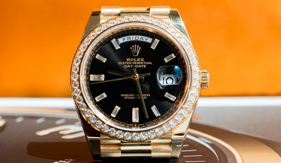 ساعة رولكس داي ديت ٤٠ أوتوماتيكية من الذهب الأصفر مرصعة بالألماس، ميناء ٤٠، رقم المرجع ٢٢٨٣٩٨TBR